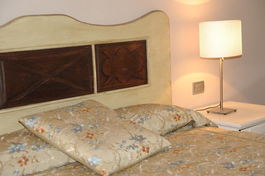 Relais Al Bel San Domenico Bed and Breakfast Άλμπα Δωμάτιο φωτογραφία